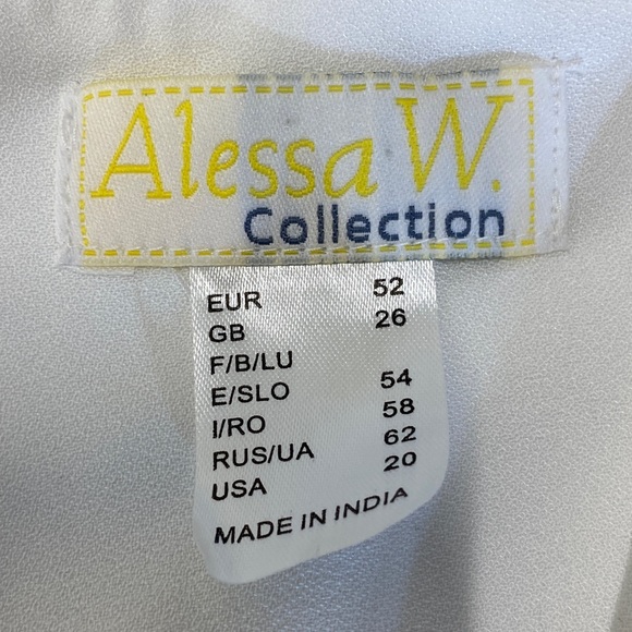 Alessa W  V-neck White Top Size 20 - Picture 6 of 7